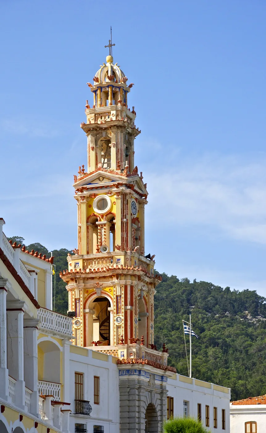 L’alto campanile decorato di Panormitis contro il cielo azzurro