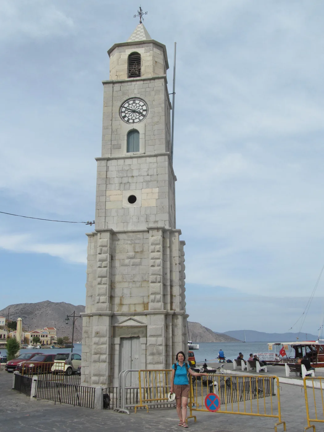 La torre dell’orologio in pietra in fondo al porto