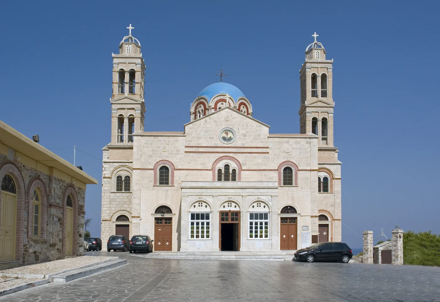 L’église orthodoxe de la Résurrection avec deux clochers au sommet de la colline
