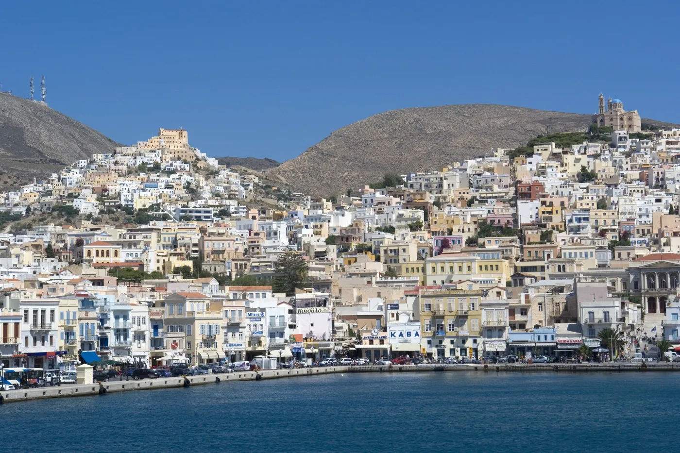Ermoupoli et Ano Syros vues de la mer, côte à côte sur deux collines