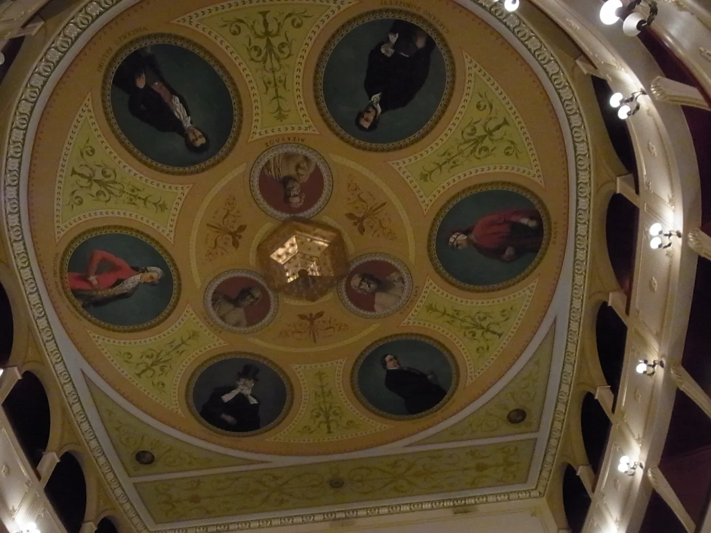 Le plafond peint du théâtre Apollon avec des portraits dans des cercles