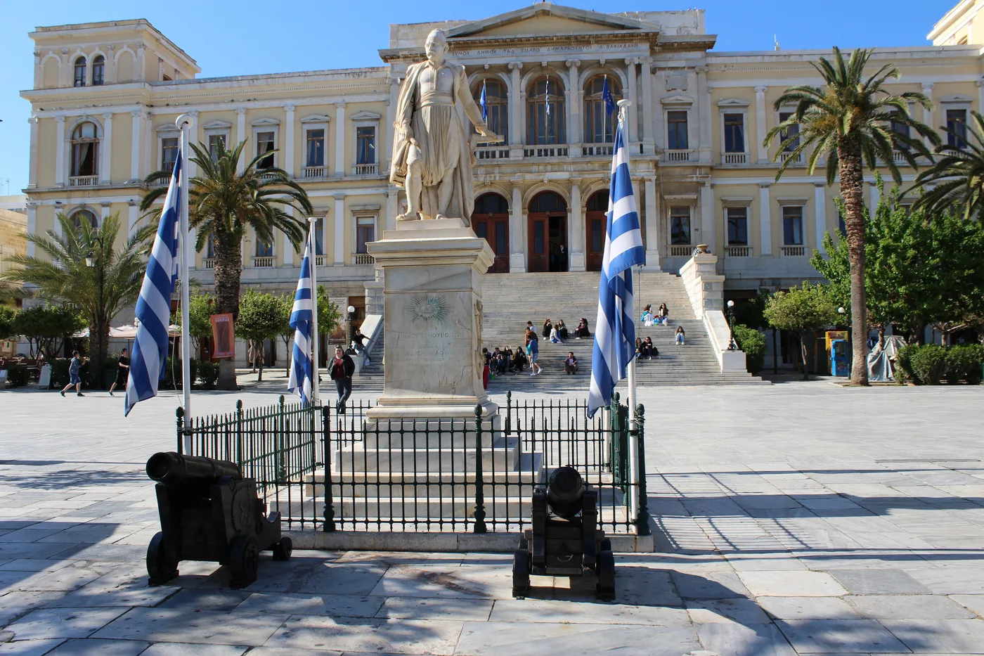 La place Miaoulis avec la statue de l’amiral, des canons et l’hôtel de ville derrière