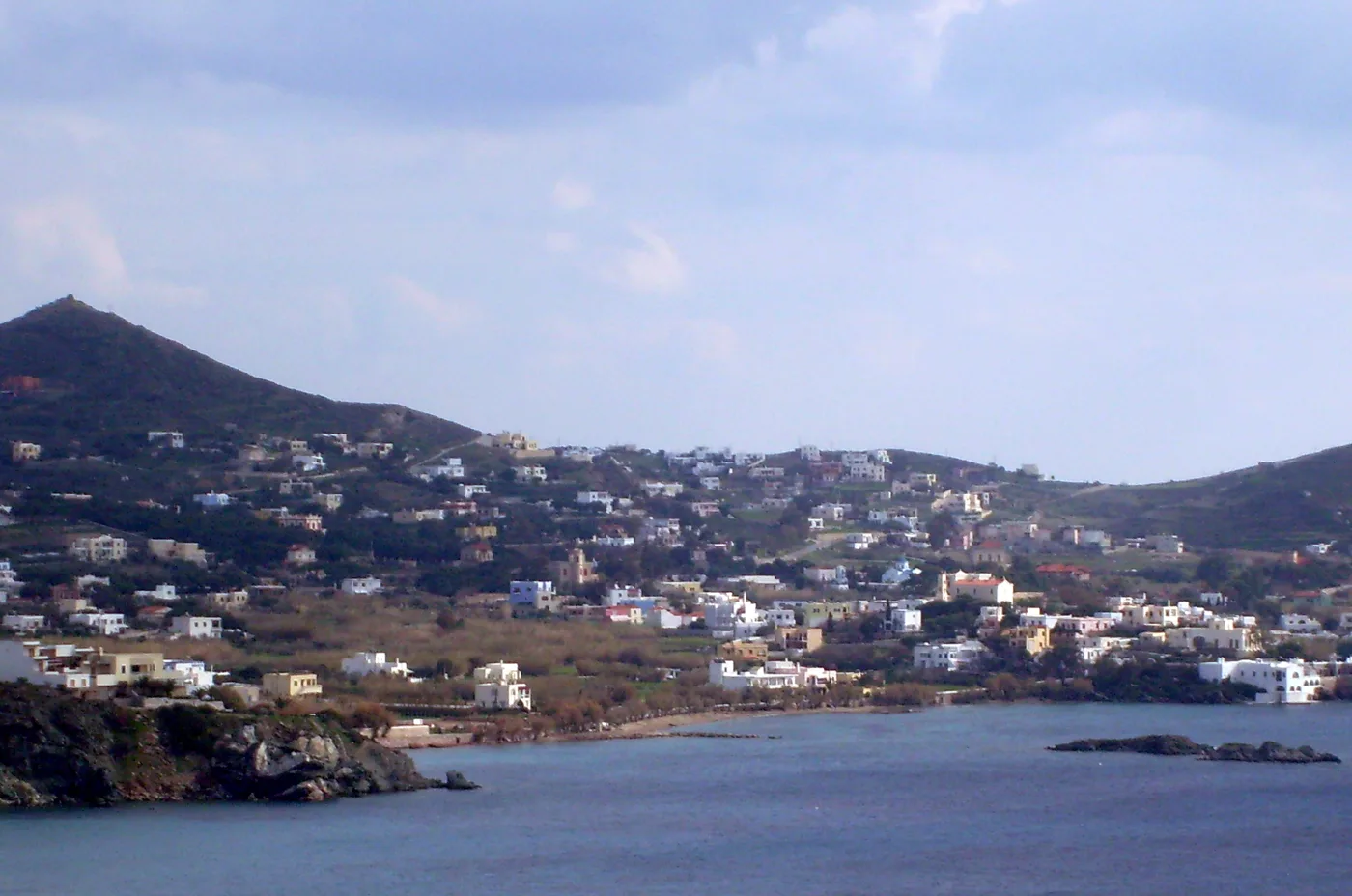 Posidonia avec des maisons et des villas sur la pente, au-dessus de la baie