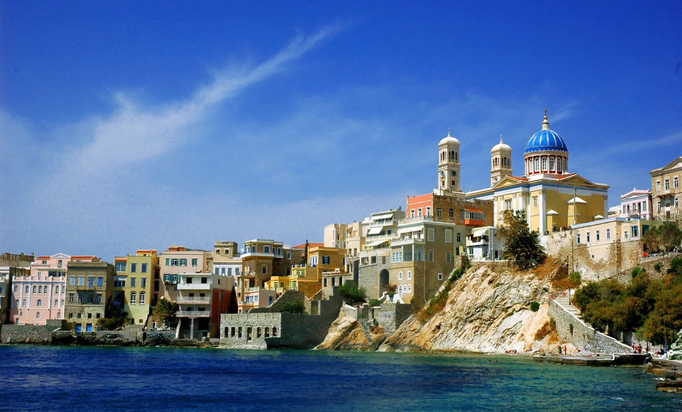 Vaporia avec des demeures sur les rochers et Agios Nikolaos et sa coupole bleue au-dessus