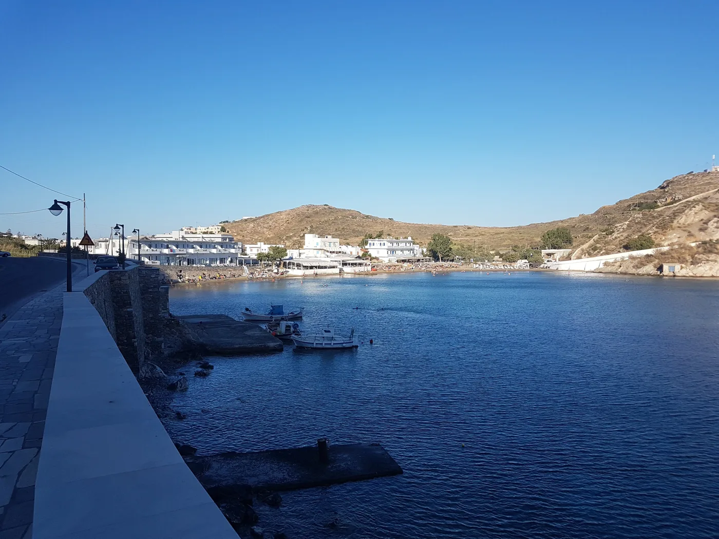 La baie de Vari avec une eau bleue et calme et un petit port