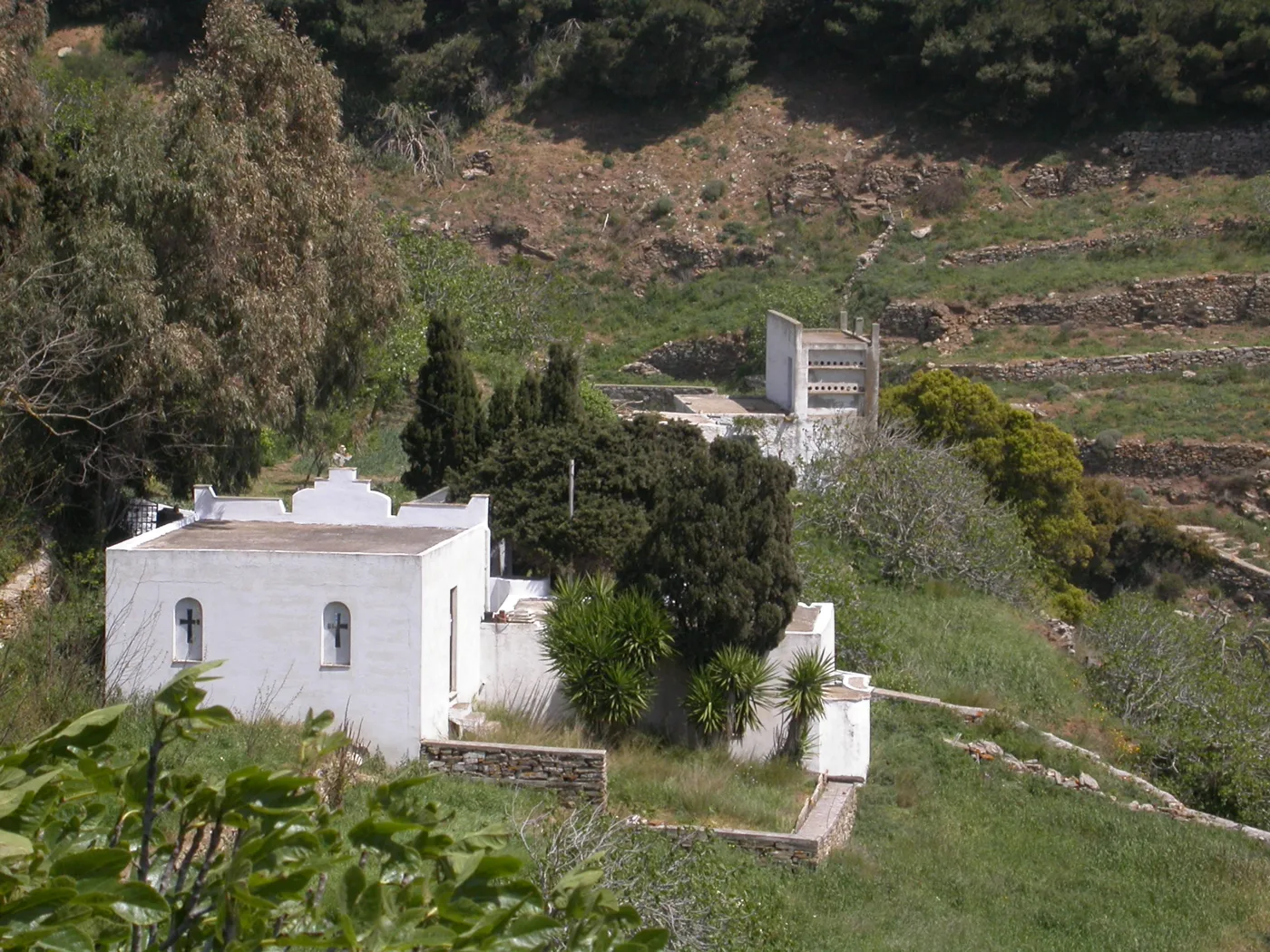 Uma capela branca e casas em Arnados, entre o verde e os socalcos