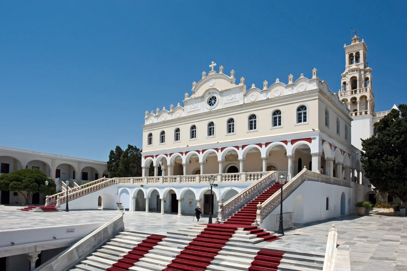 A fachada da Evangelistria com a torre sineira e a escadaria dupla com tapete vermelho
