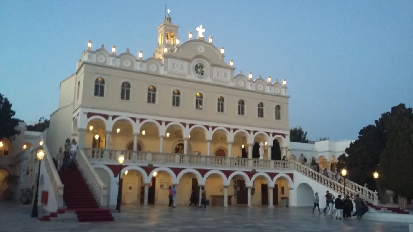 A igreja da Panagia Evangelistria com as suas arcadas e a escadaria de mármore, ao anoitecer