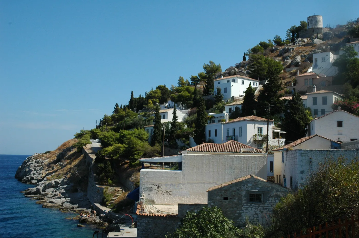 Des maisons de Kamini sur le rocher, au-dessus de la mer
