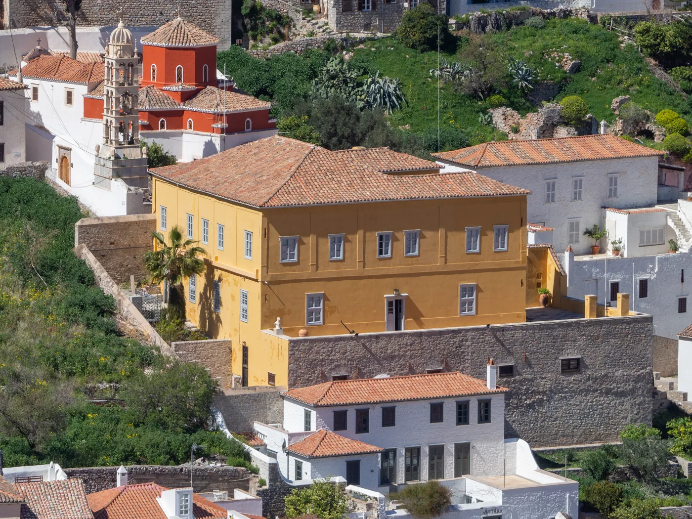 La demeure ocre de Lazaros Kountouriotis au toit rouge, au-dessus de la ville