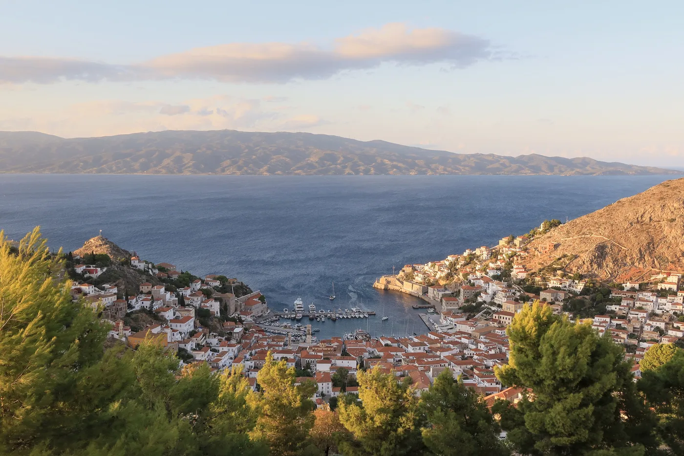 Le port d’Hydra vu d’en haut, entre les pins, avec le Péloponnèse en face