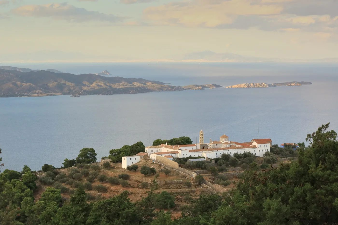 Le monastère de Profitis Ilias sur la montagne, avec la mer en contrebas