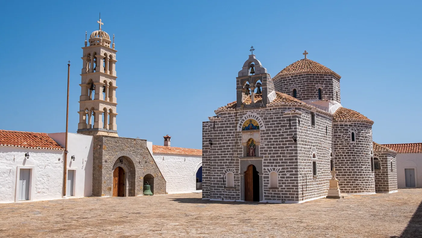 L’église en pierre et le clocher du monastère de Profitis Ilias