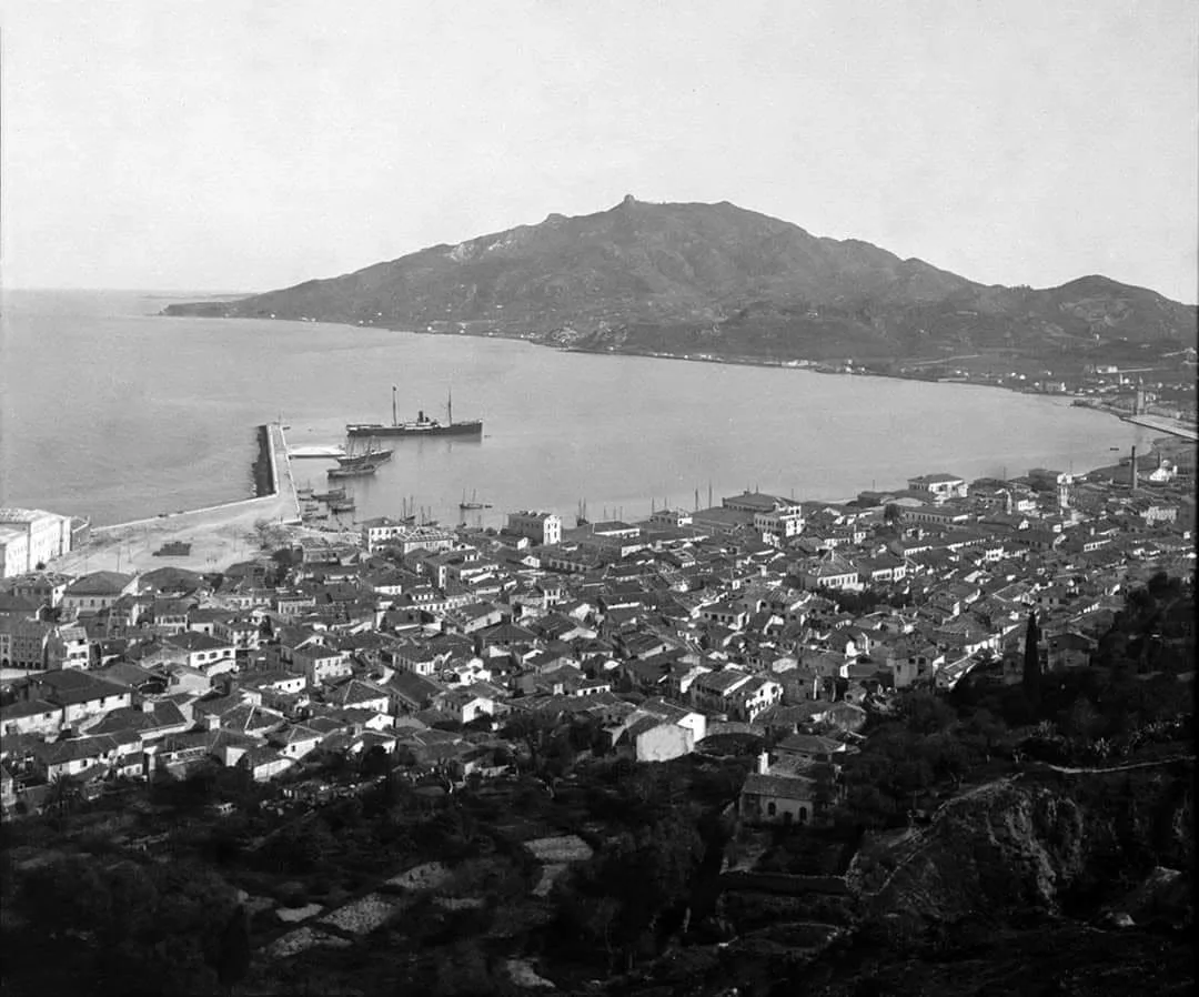 A black-and-white photo from 1895 of Zakynthos town, the harbour and Mount Skopos