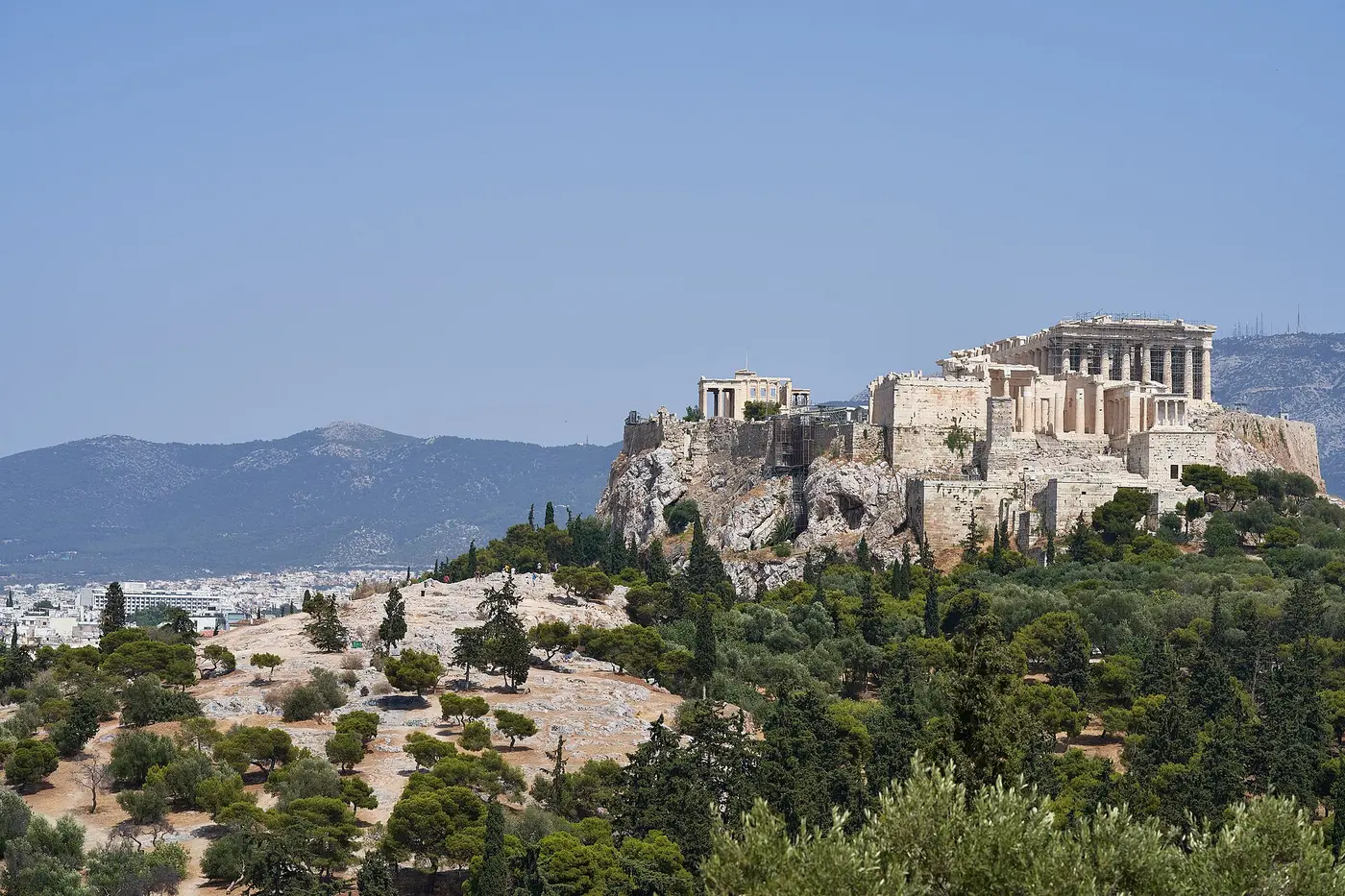 De Akropolis met de Areopagusheuvel ervoor, gezien vanaf de Pnyx