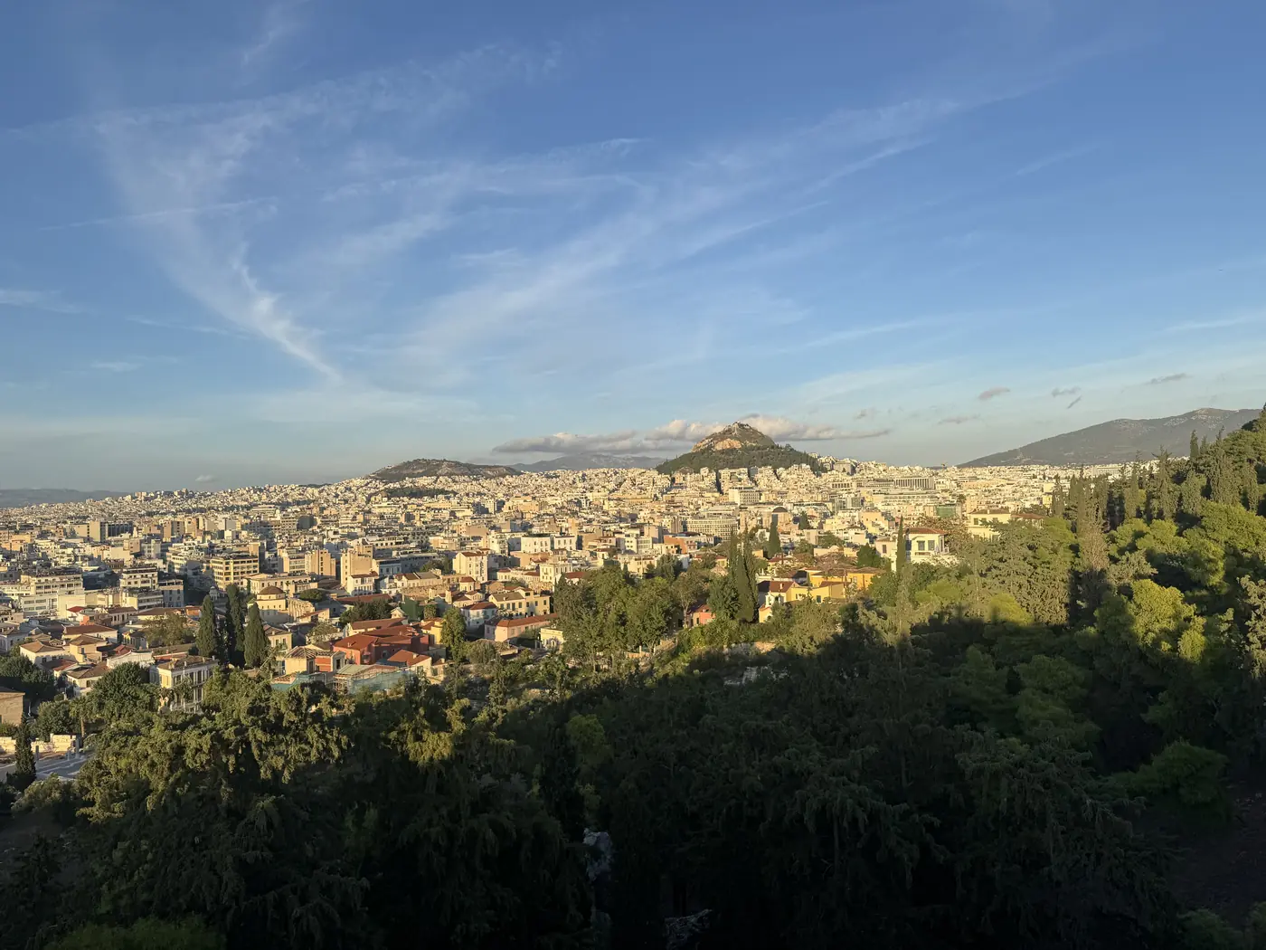 De daken van Athene met de Lycabettus in de verte, gezien vanaf de rots van de Areopagus