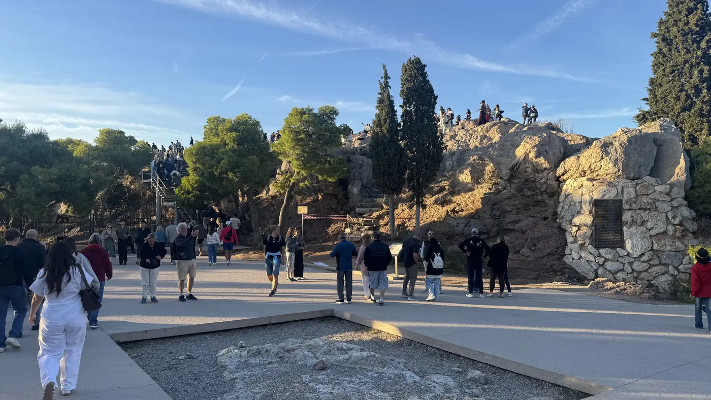 Het geplaveide plein aan de voet van de Areopagus, met de plaquette van de toespraak van Paulus in de rots