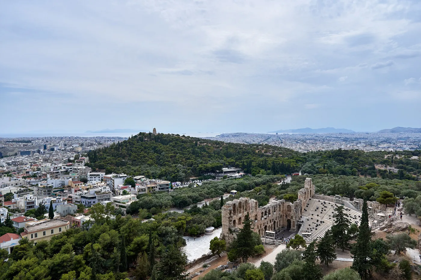 从卫城看阿迪库斯剧场，后面是菲洛帕波斯山，城市一直延伸到海边