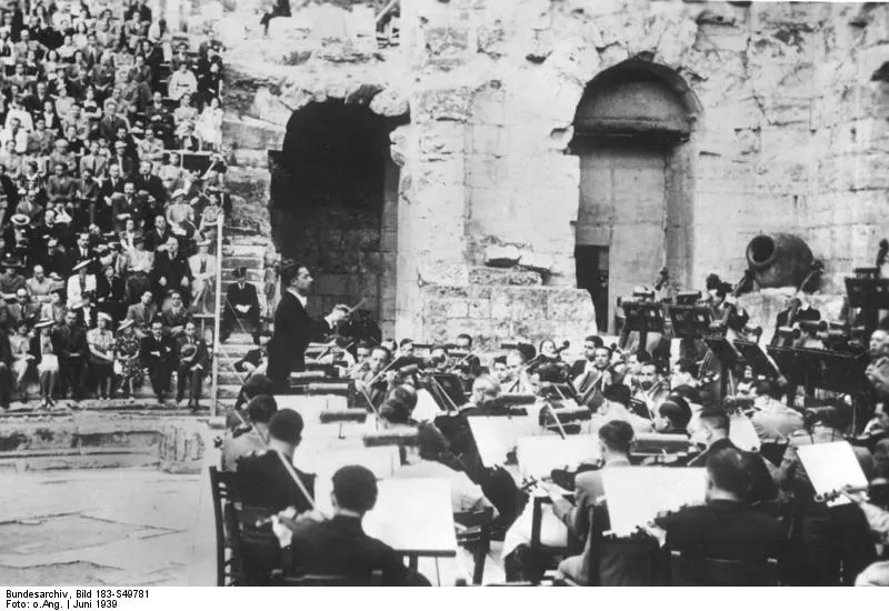 1939年交响乐团在阿迪库斯剧场演奏，看台上坐着观众