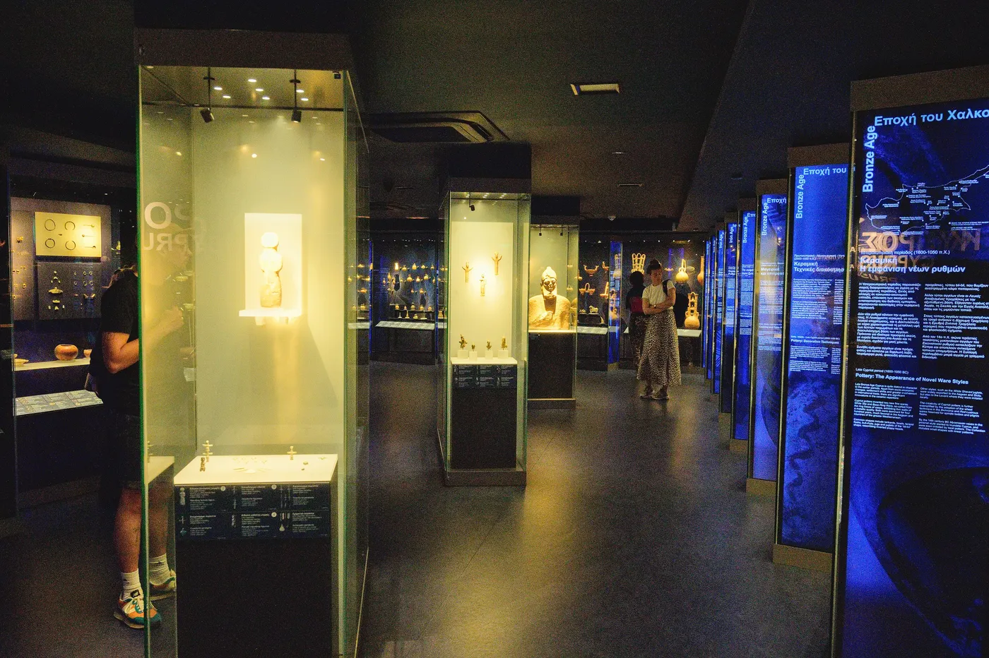 塞浦路斯古物展厅，光线昏暗，展柜亮着灯