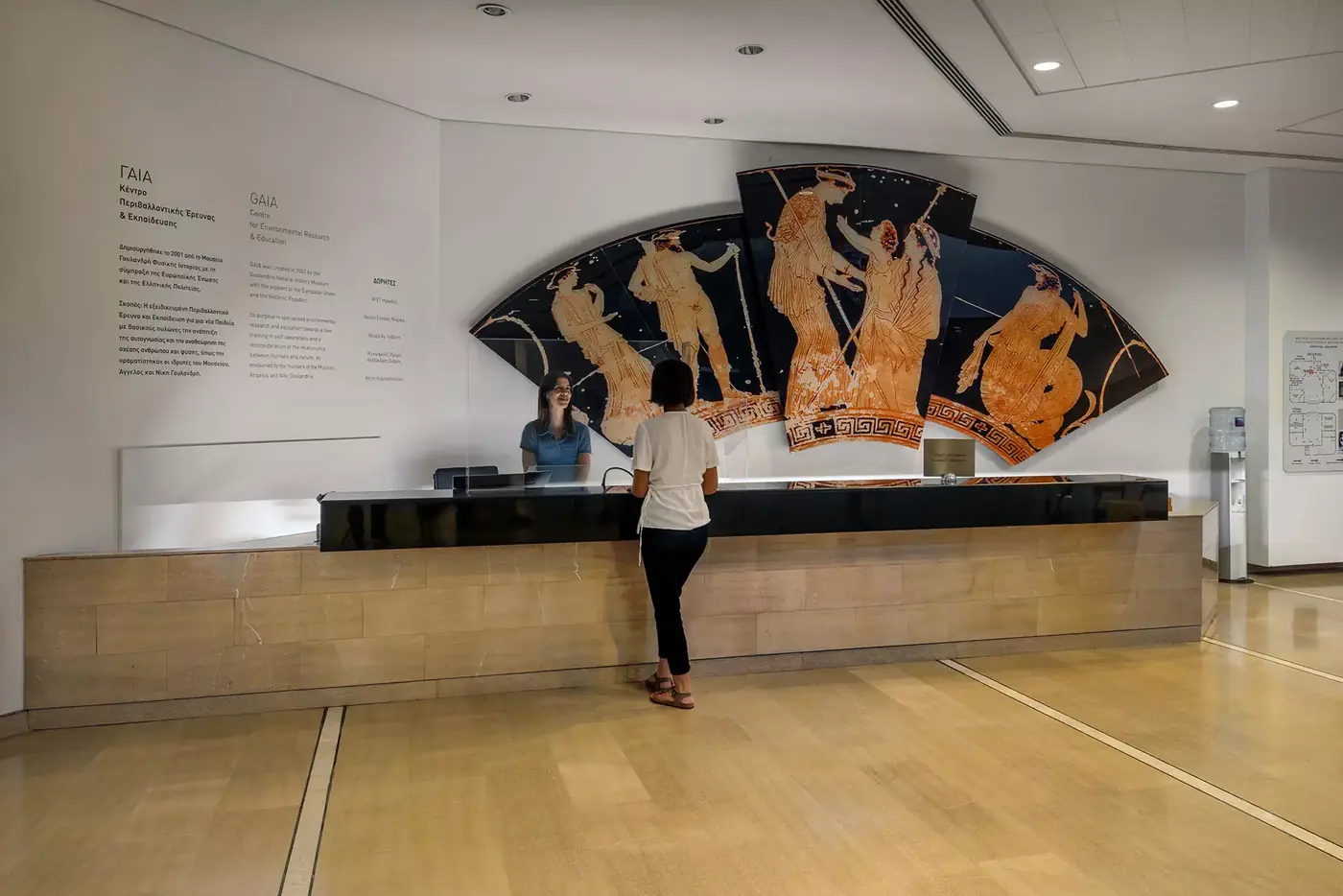 La reception del Centro GAIA del Museo Goulandris, con una grande riproduzione di un vaso antico sulla parete