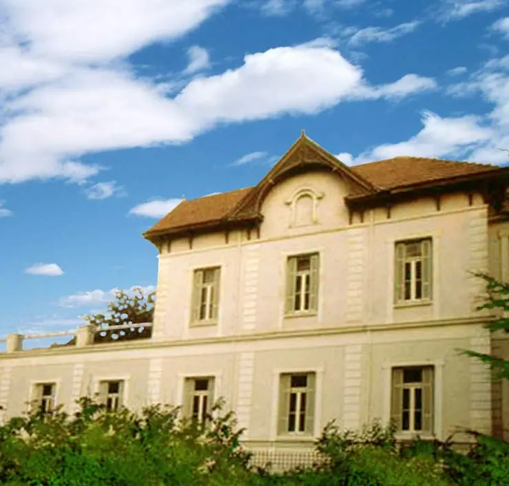 La facciata dell’edificio storico del Museo di storia naturale Goulandris a Kifisia, immersa nel verde