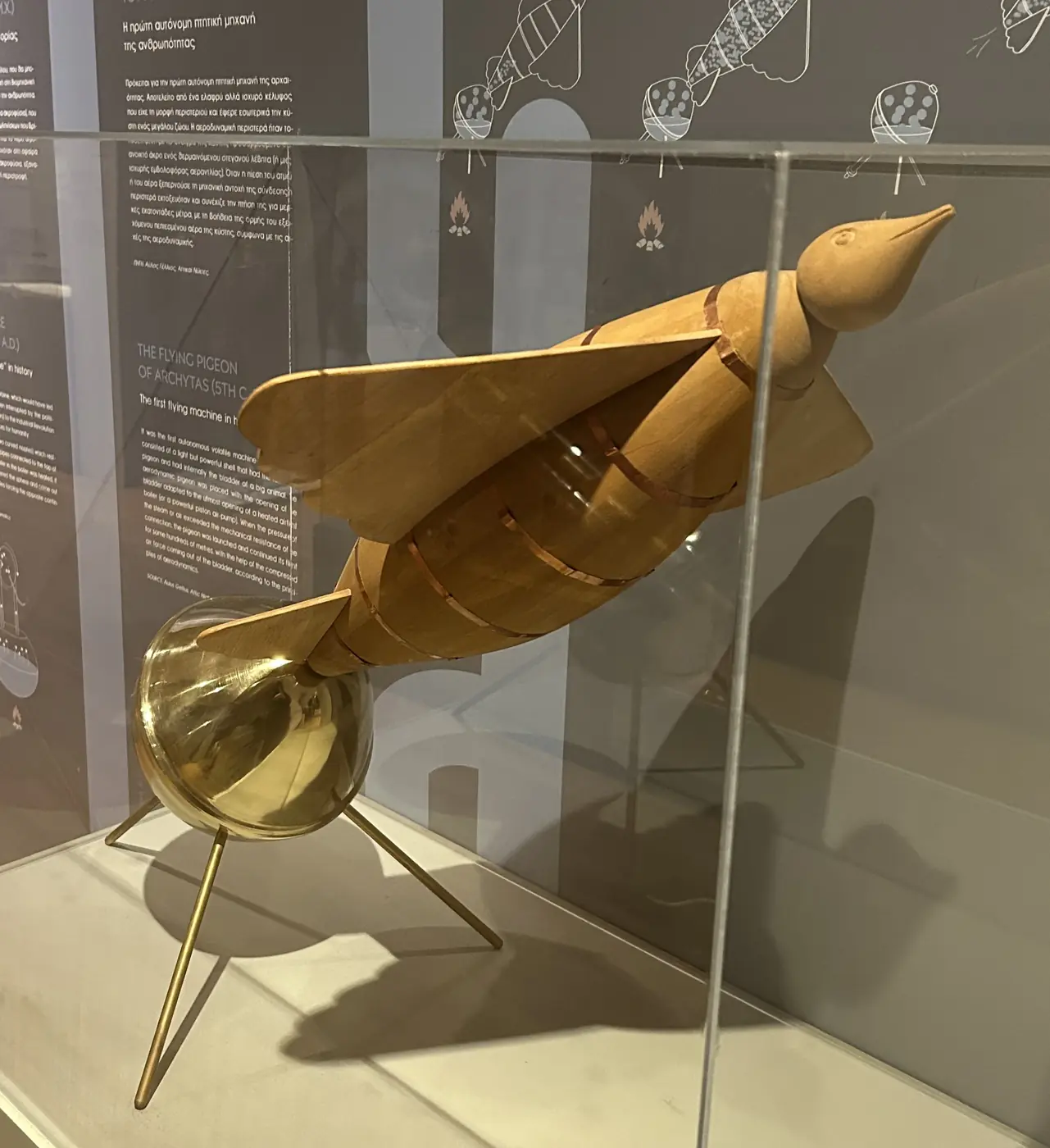 Ricostruzione della colomba volante di Archita su un supporto, al Museo Kotsanas di Atene