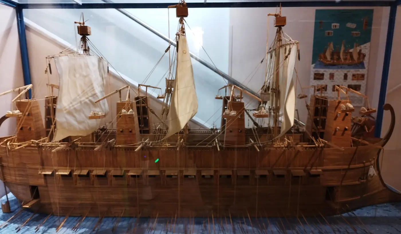 Modellino in legno della gigantesca nave antica Syracusia a tre alberi, al Museo Kotsanas