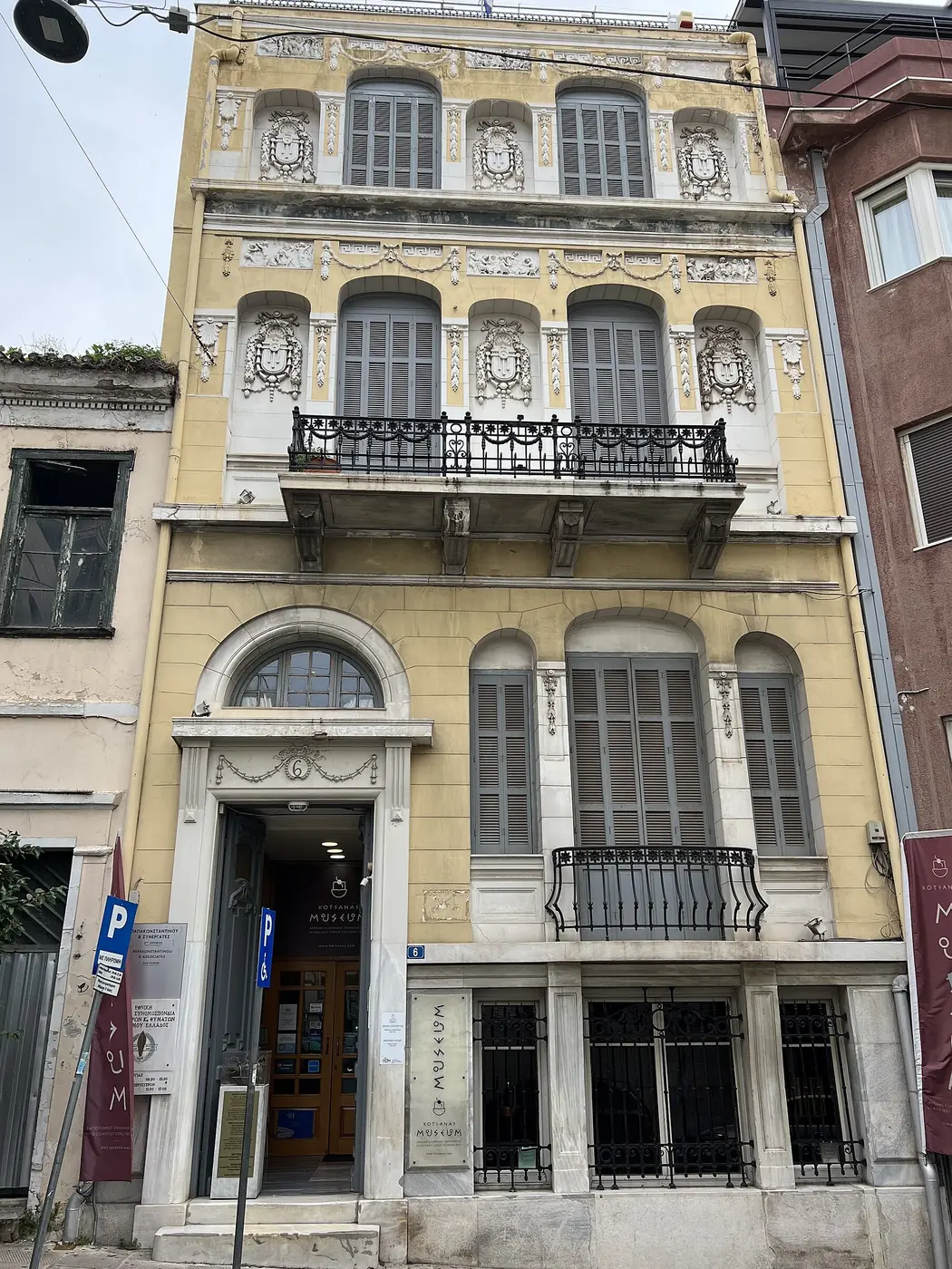 La facciata neoclassica del Museo Kotsanas in via Pindarou, nel centro di Atene