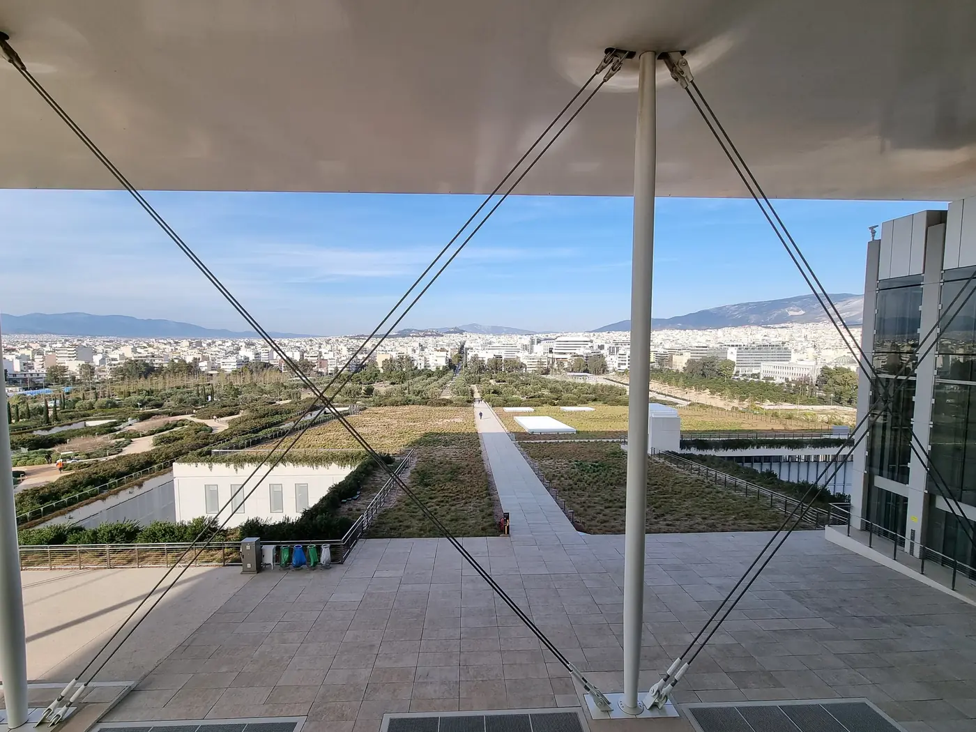 Vista dall’Agorà dello SNFCC sul parco e su Atene, sotto la sottile pensilina