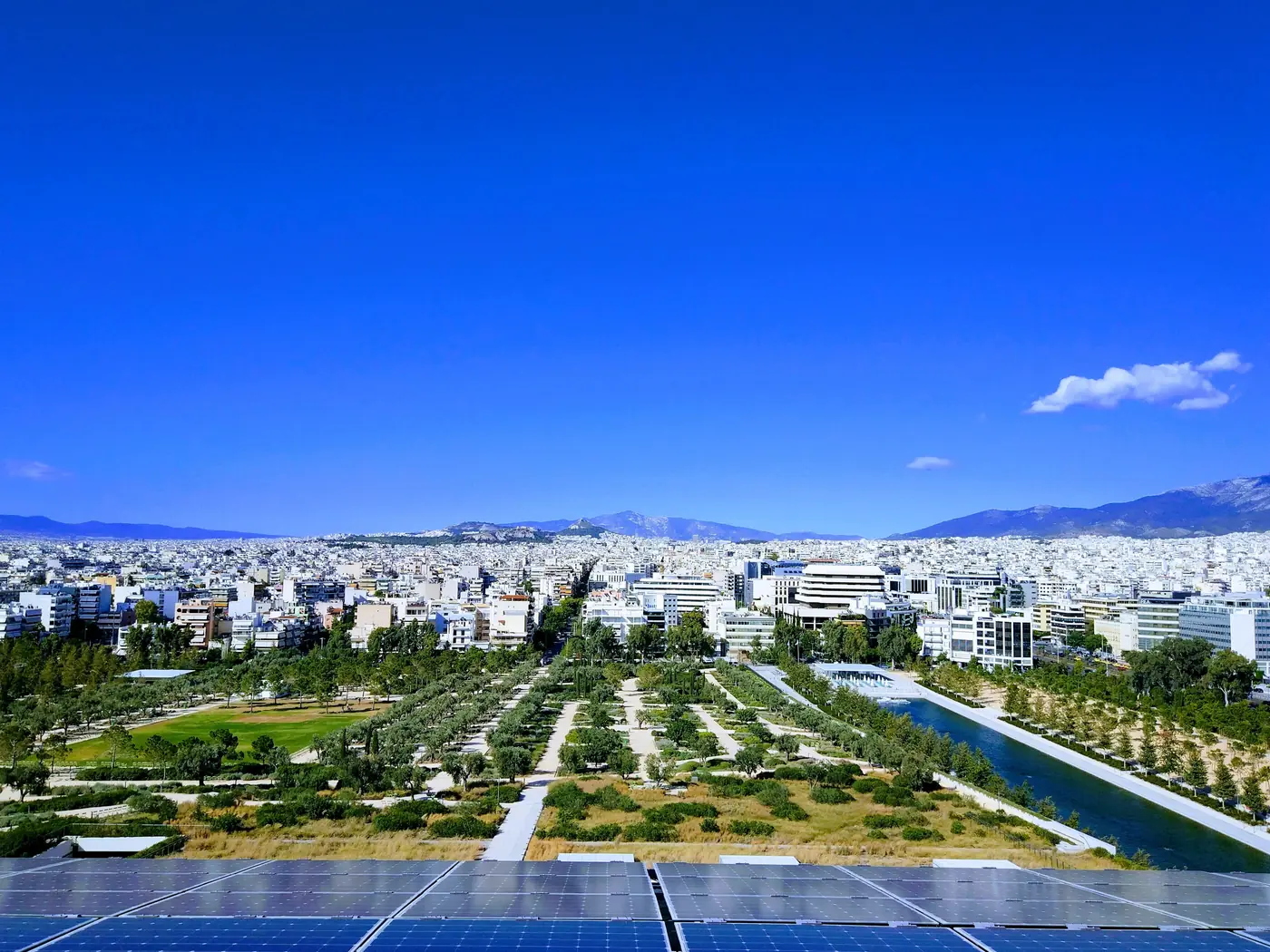 Il parco dello SNFCC dall’alto, con i sentieri, il verde e la città fino alle montagne