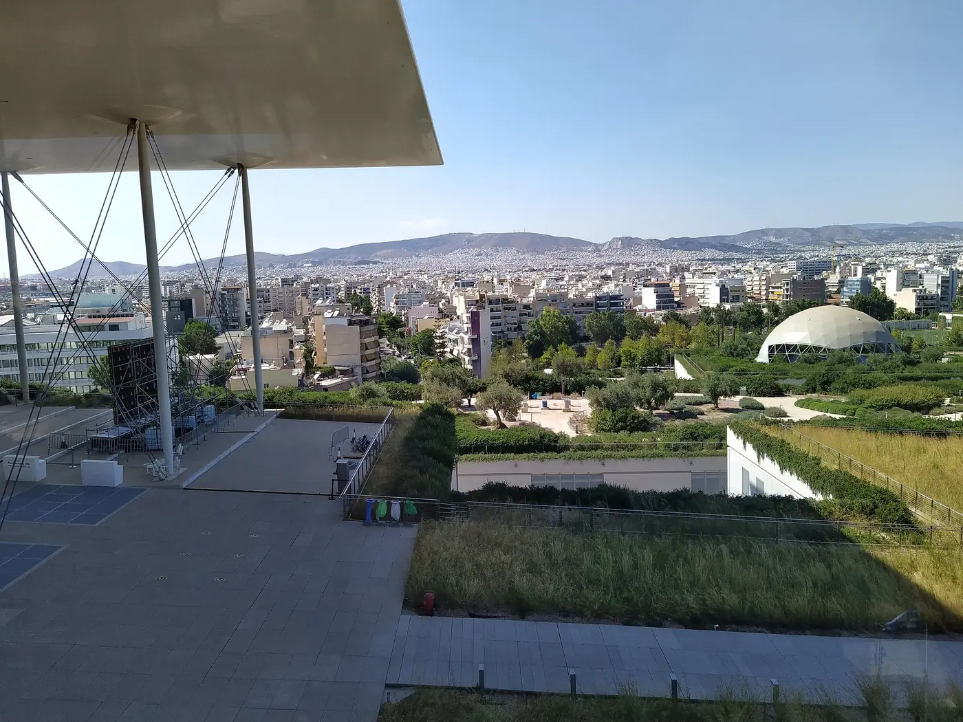 La cupola bianca del Planetario Eugenides vista dal tetto dello SNFCC, sopra il parco