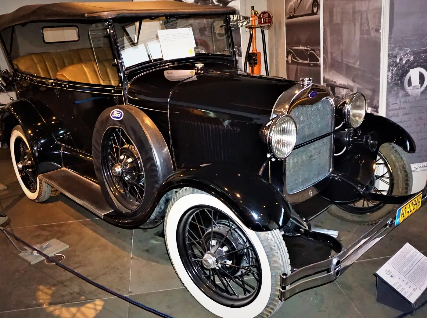 Una Ford Model A nera scoperta con gomme a fascia bianca al Museo ellenico dell’automobile