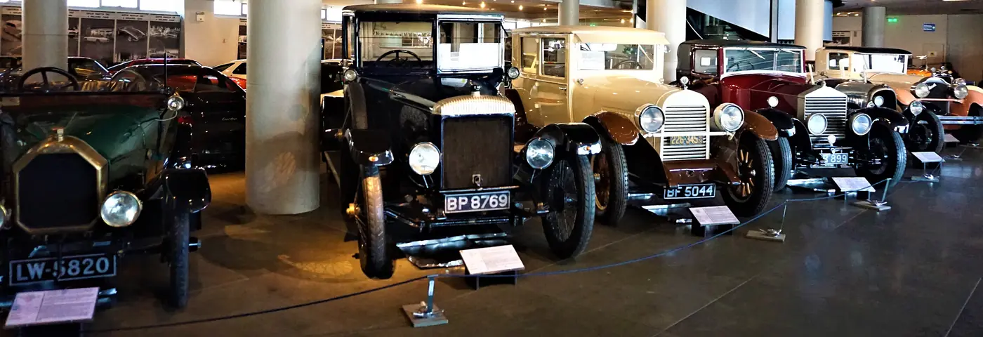 Vista panoramica di auto dei primi del Novecento al Museo ellenico dell’automobile