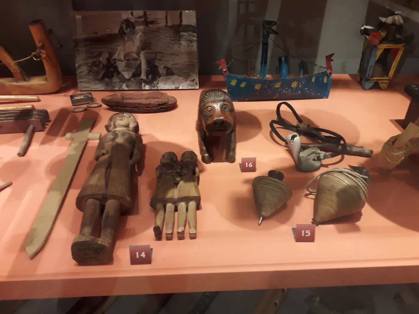 Bambole in legno d’ulivo, una trottola intagliata e un salvadanaio a forma di leone al Museo del Giocattolo Benaki