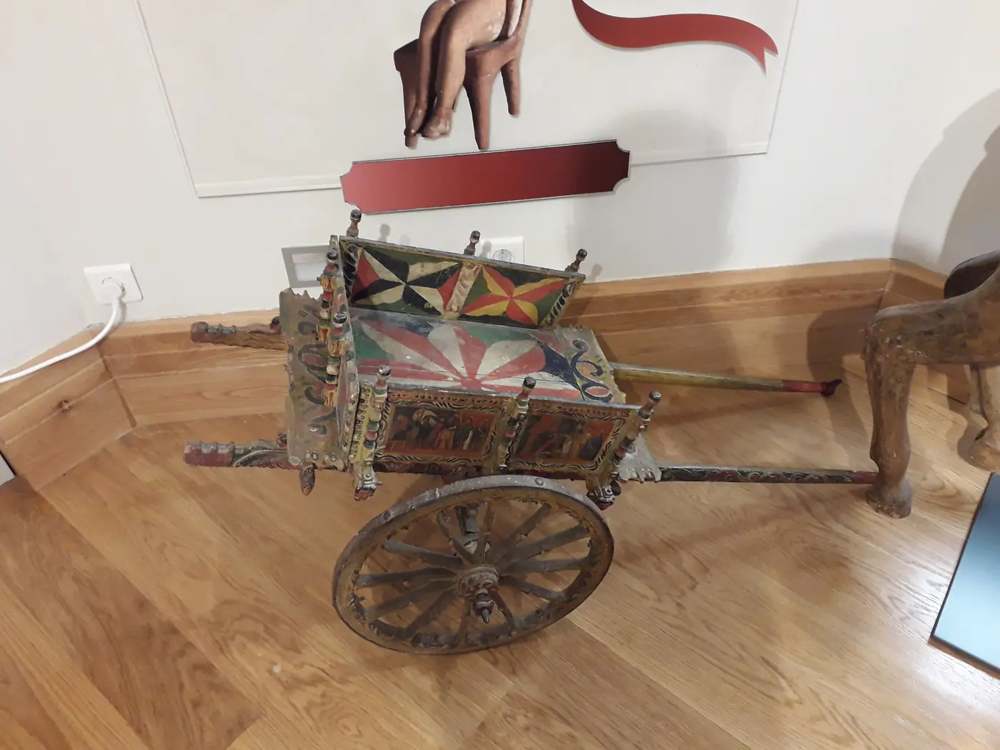 Un carretto giocattolo siciliano dipinto con il cavallo, al Museo del Giocattolo del Museo Benaki