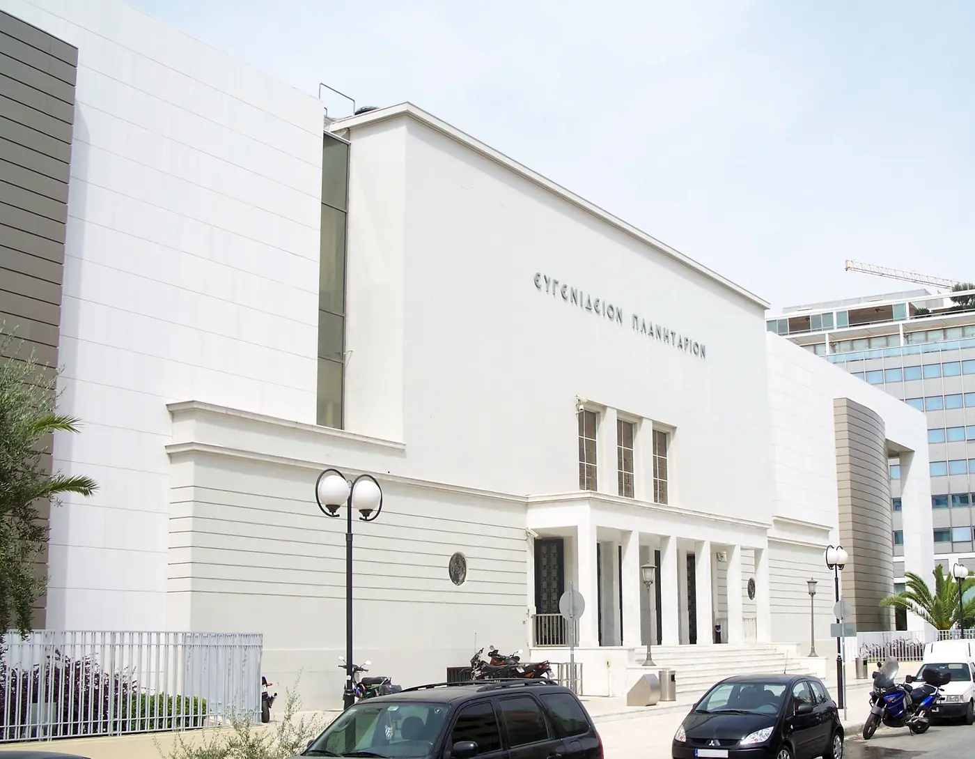 L’edificio bianco del Planetario Eugenides su viale Syngrou, con la scritta sopra l’ingresso