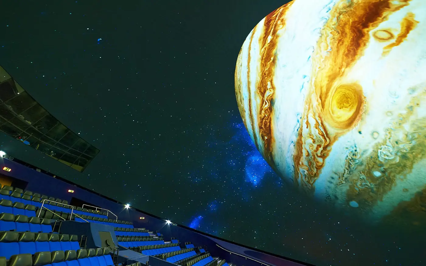 Giove con la Grande Macchia Rossa proiettato sulla cupola del Planetario Eugenides sopra le poltrone