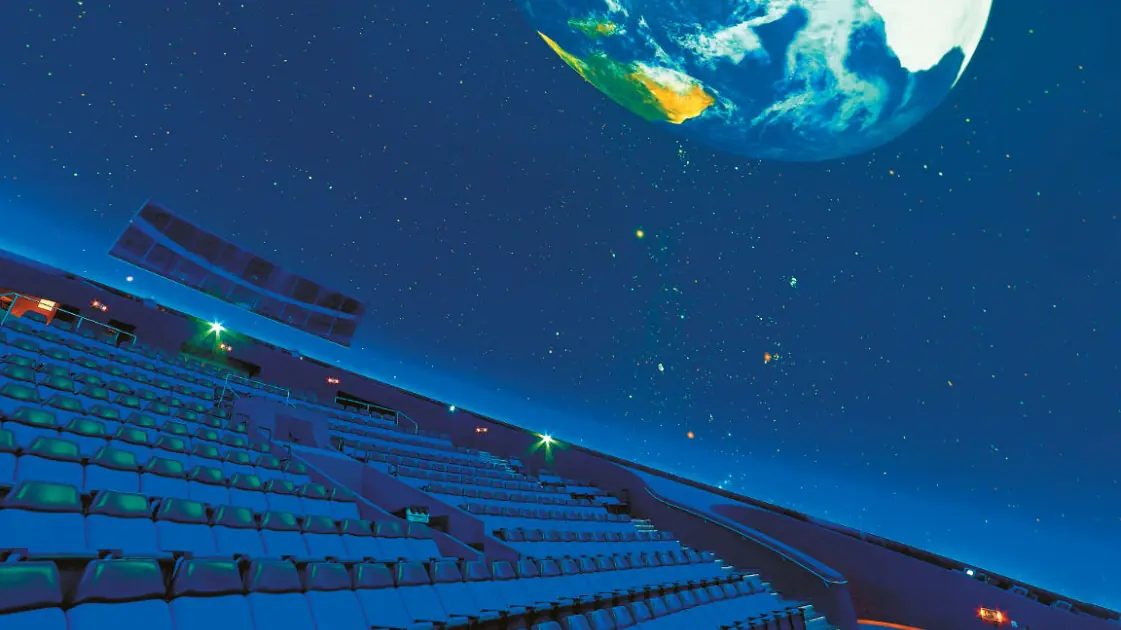La Terra proiettata tra le stelle sulla cupola del Planetario Eugenides, con le gradinate sotto
