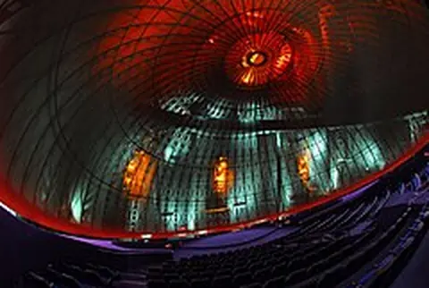 La cupola del Planetario Eugenides illuminata di rosso e verde prima dello spettacolo