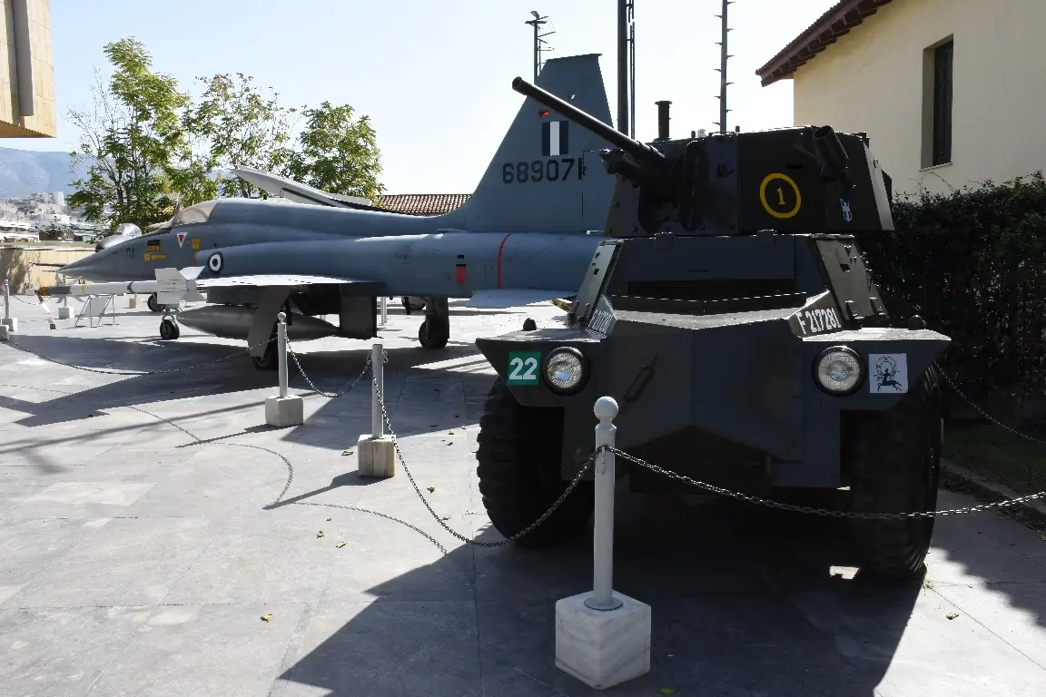Un caccia F-5 e un’autoblindo con torretta nel cortile del Museo della Guerra di Atene