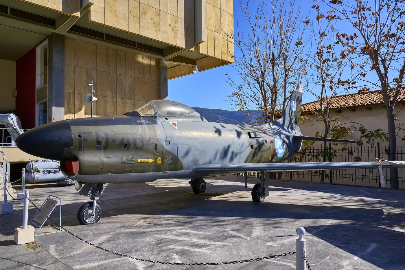 Un F-86D Sabre argentato con le insegne dell’aeronautica greca nel cortile del Museo della Guerra