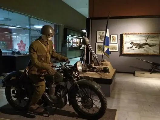 Un manichino di soldato con l’elmetto su una vecchia moto militare, nella mostra del Museo della Guerra