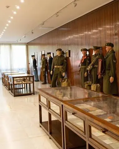 Manichini in uniforme militare e vetrine in una sala del Museo della Guerra di Atene