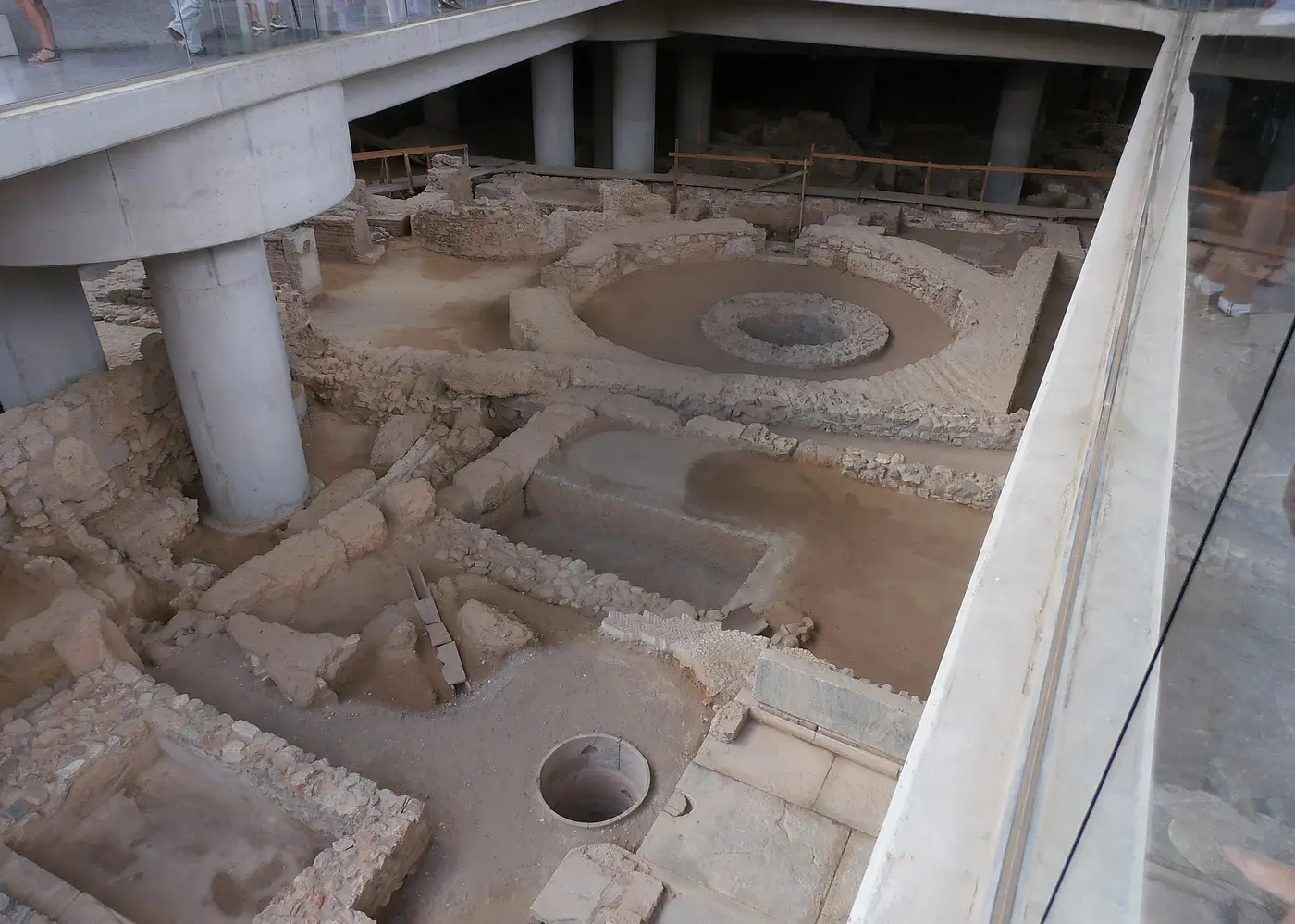 入口前卫城博物馆立柱下的古代街区遗迹