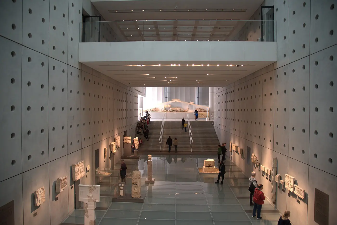 卫城博物馆山坡展厅的上行坡道，铺有玻璃地面并设有展柜