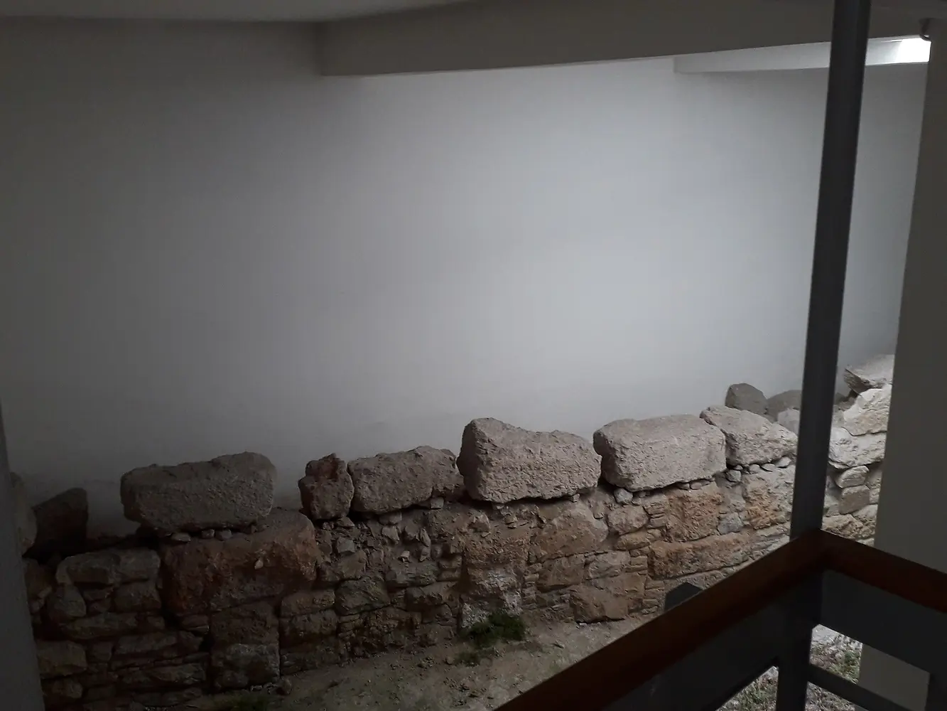 伊斯兰艺术博物馆地下室里的一段古代地米斯托克利城墙