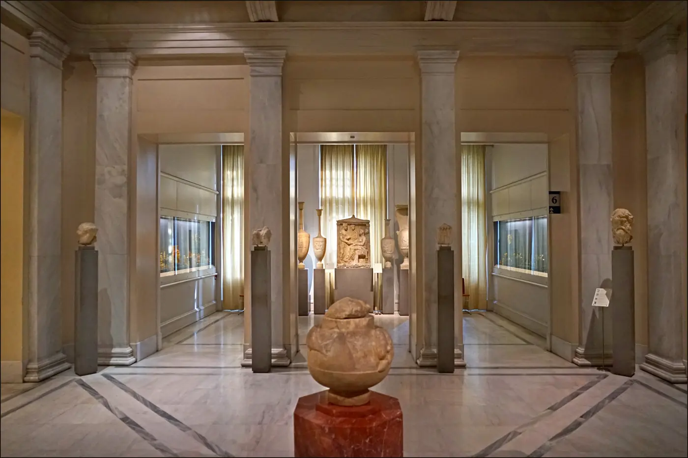 贝纳基博物馆底层展厅，立柱之间是古代雕塑和展柜