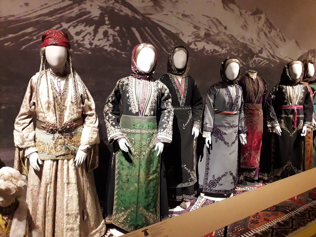 贝纳基博物馆展柜里来自卡帕多细亚的传统女装