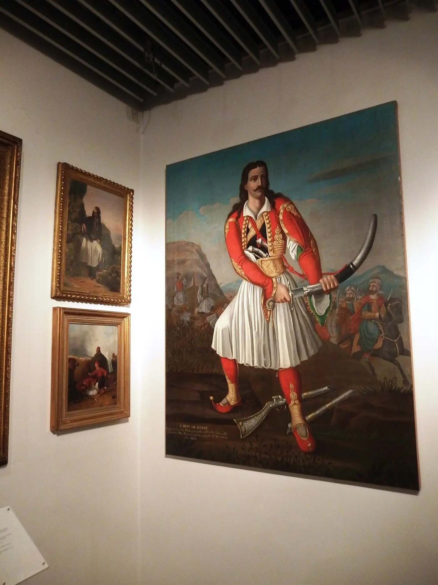 贝纳基博物馆革命展厅中一位身穿百褶短裙的1821年战士肖像
